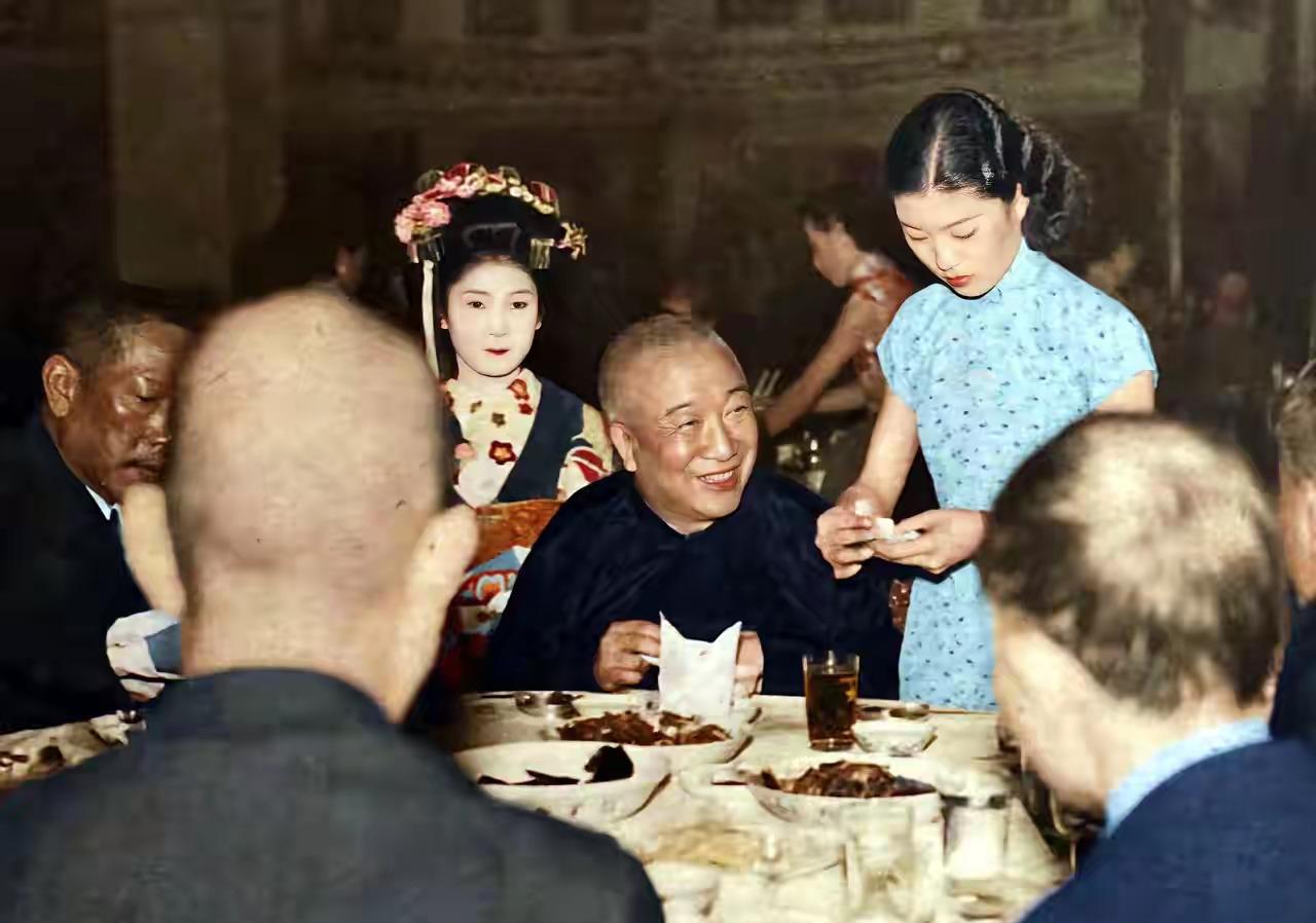 时间回到1938年的上海滩。那会儿，大汉奸梁鸿志正端着酒杯跟日本人推杯换盏，好不