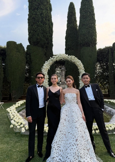 施柏雄和吴千语夫妇参加好友的婚礼近日施柏雄分享一组图片，只见吴千语一袭黑