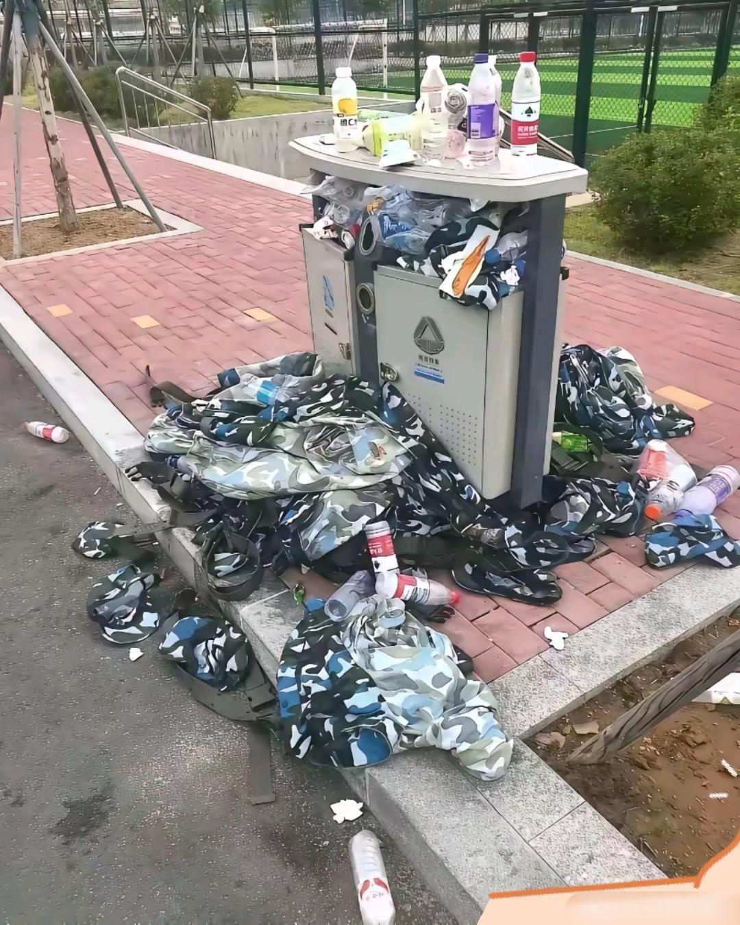 开学季，垃圾桶里堆满了军训时只穿过几周的迷彩服​​​
