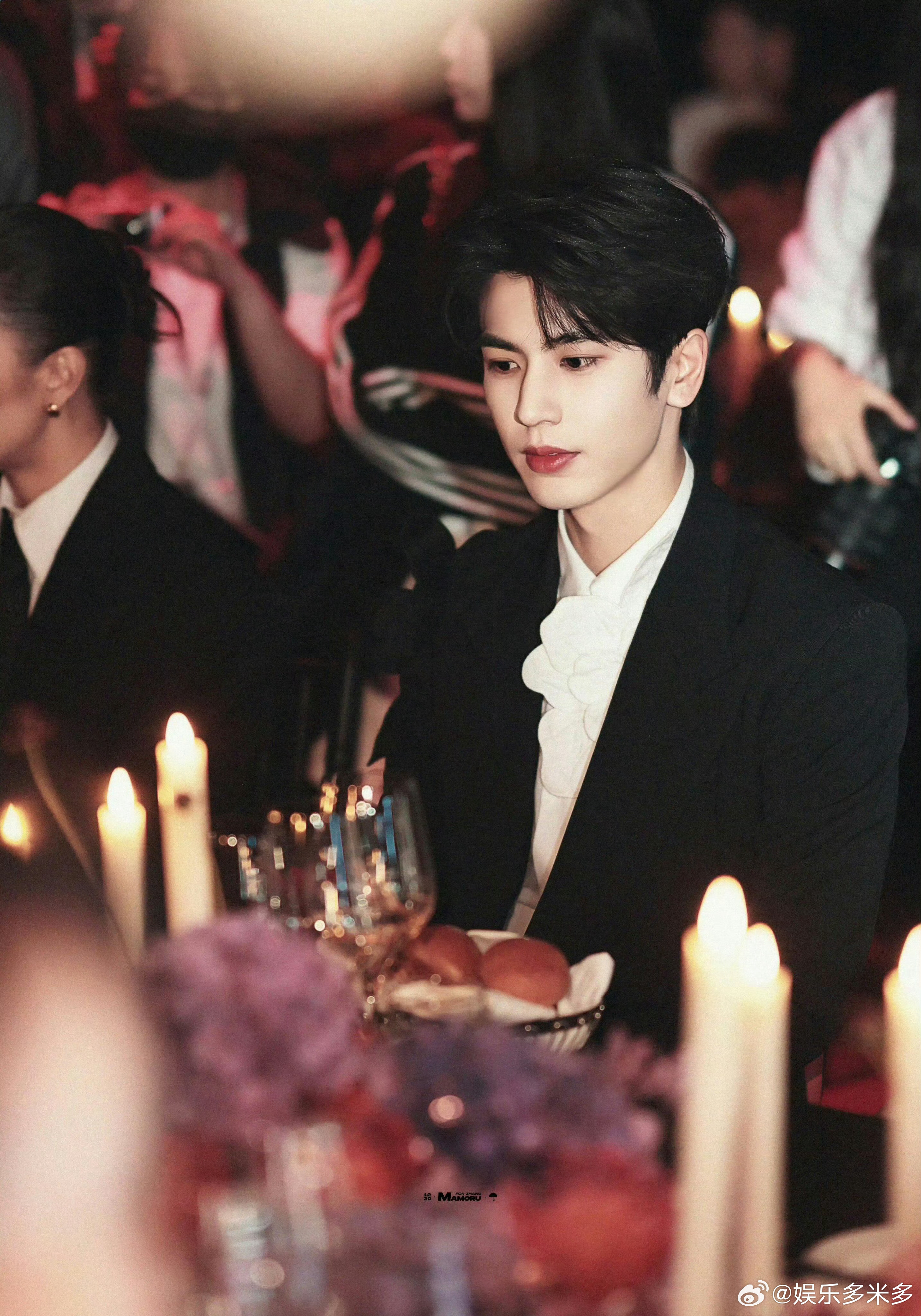 最适合张凌赫的副业出现了张凌赫倒水挑战太秀了！“衣架人”造型上演功夫茶秀，左手