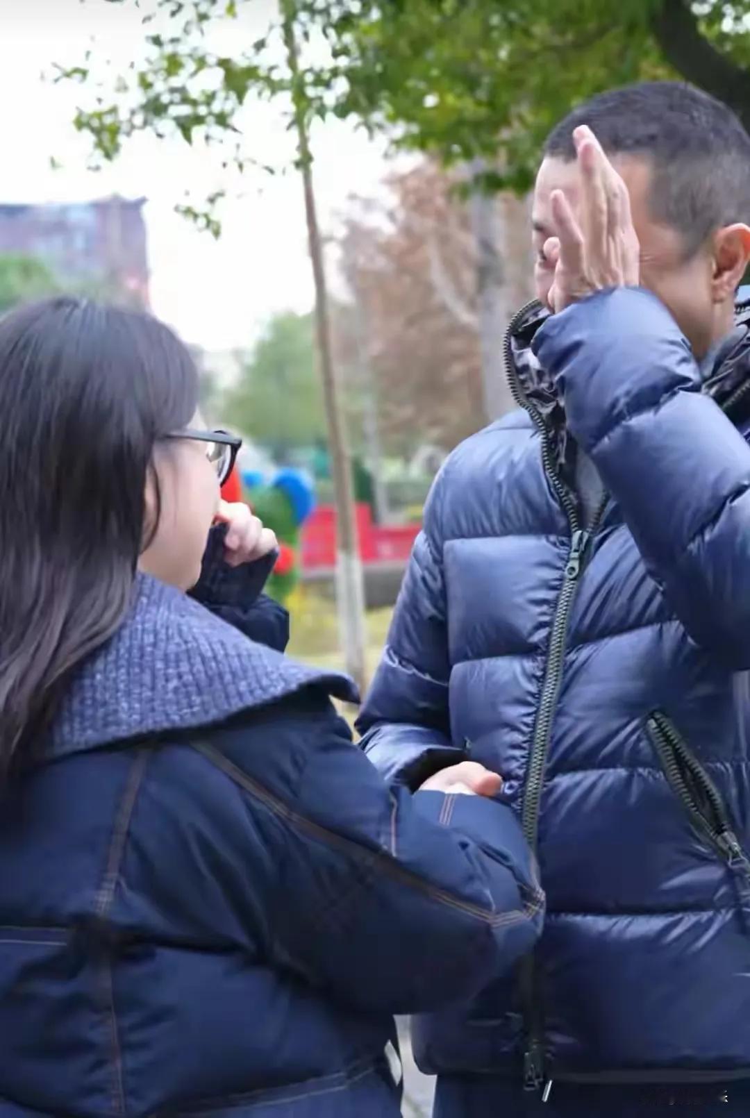 近日，李亚鹏现身四川，与他的第四个女儿相见，温馨场面令人动容。这位女儿身份公开后