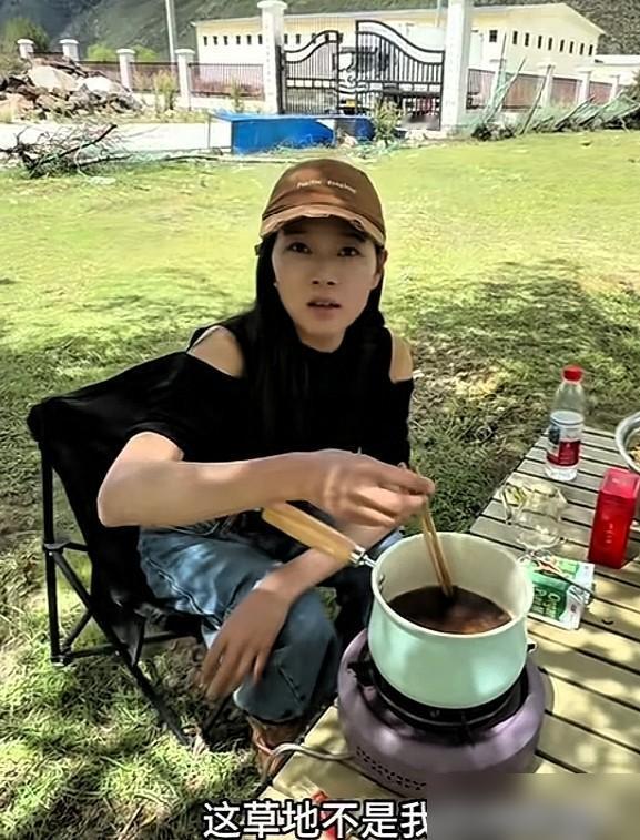 一名自驾游的女子，在318的路边草坪露营，当女子在煮香喷喷的奶茶时，突然来了一名