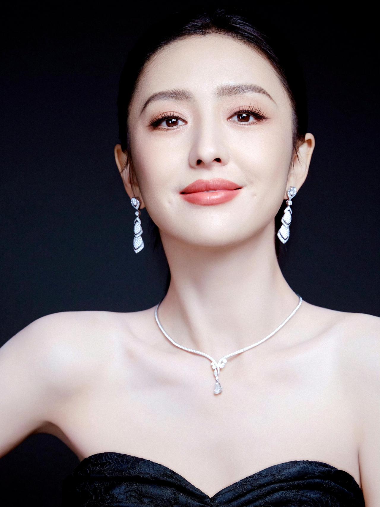 佟丽娅这组黑裙写真，把大气美人焊在了身上！真的会被佟丽娅的美反复惊艳。梨涡