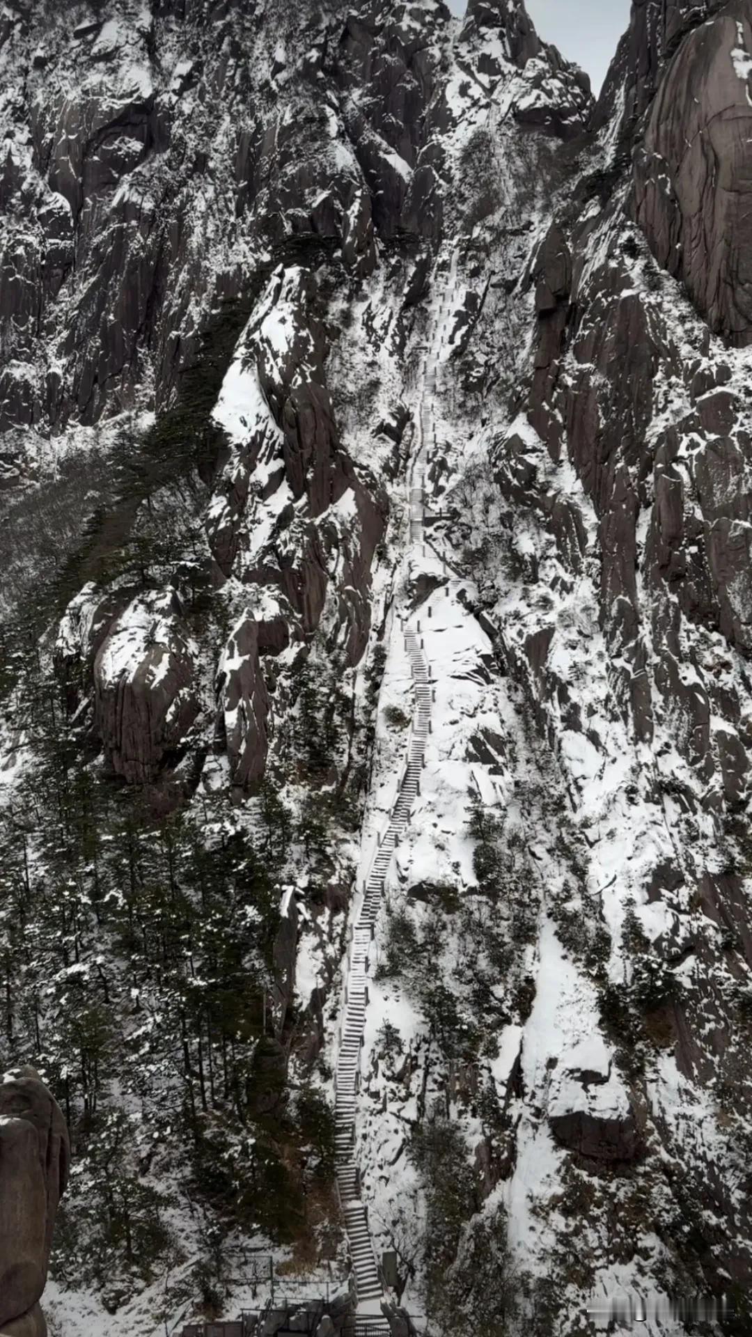 黄山天都峰的雪景，那是一种超凡脱俗的美。雪后的天都峰像银妆的神女，它不同于北国