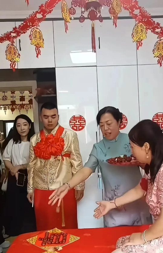 河南南阳，有一名32岁的男子，因为家庭贫穷，一直娶不上媳妇，最后经媒婆介绍，认识