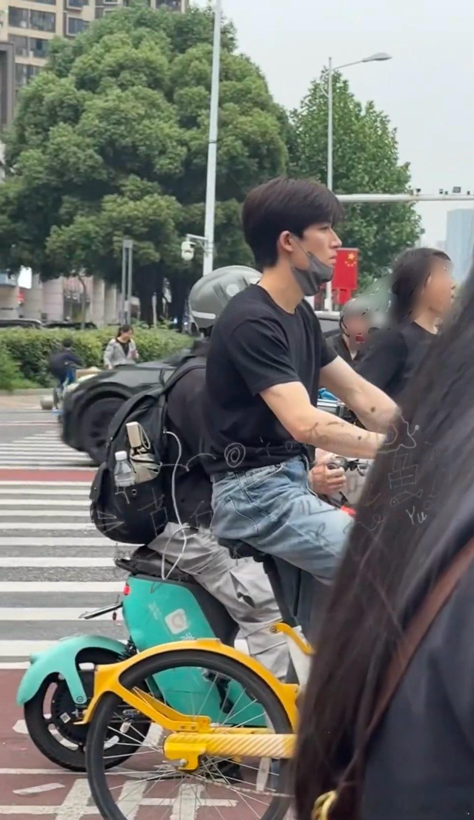 王星越路透，一点包袱都没，当红明星大街上素颜骑车​​​