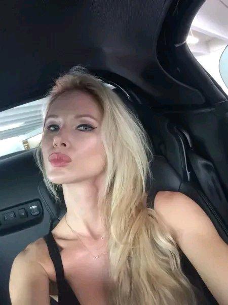 44岁的美国名媛塔蒂亚娜·雷姆利的人生，就像一场荒诞剧。她曾是模特、社交达人，2