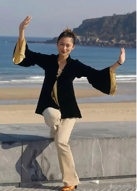 陈红好歹也是内地第一美女，摆出的pose怎么像搞笑女？
