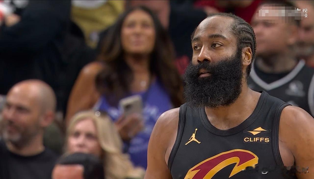 骑士巨星哈登绝对后悔离开快船了！今天NBA官方公布了本赛季常规赛的最佳阵容，值得