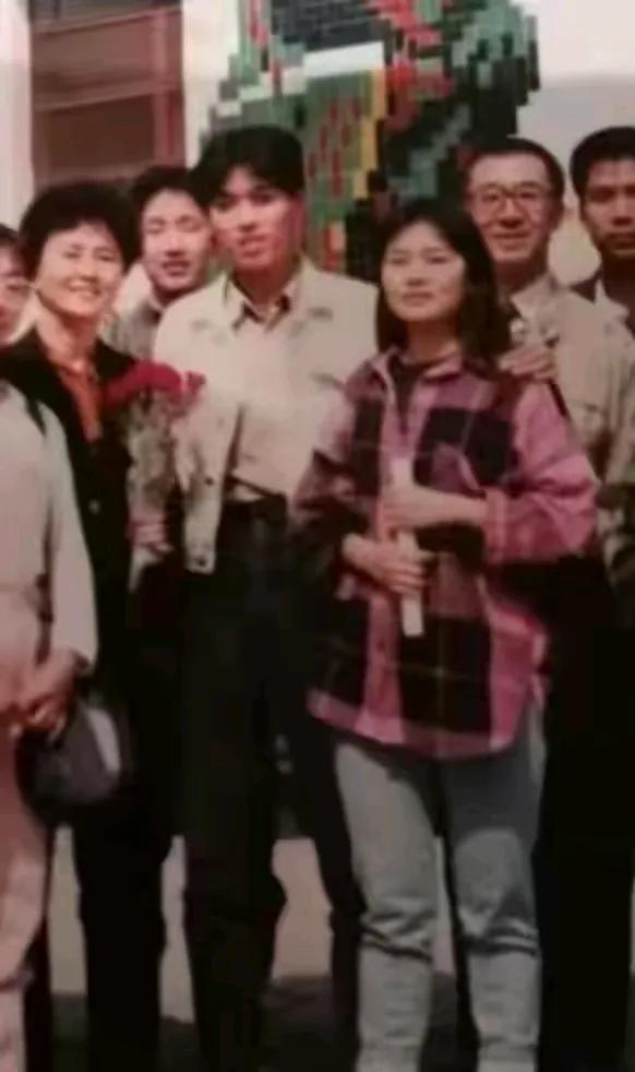 高晓松一组照片见证了他是怎样一步步一胖毁所有的，年轻时的他干净清爽，如今的他就是