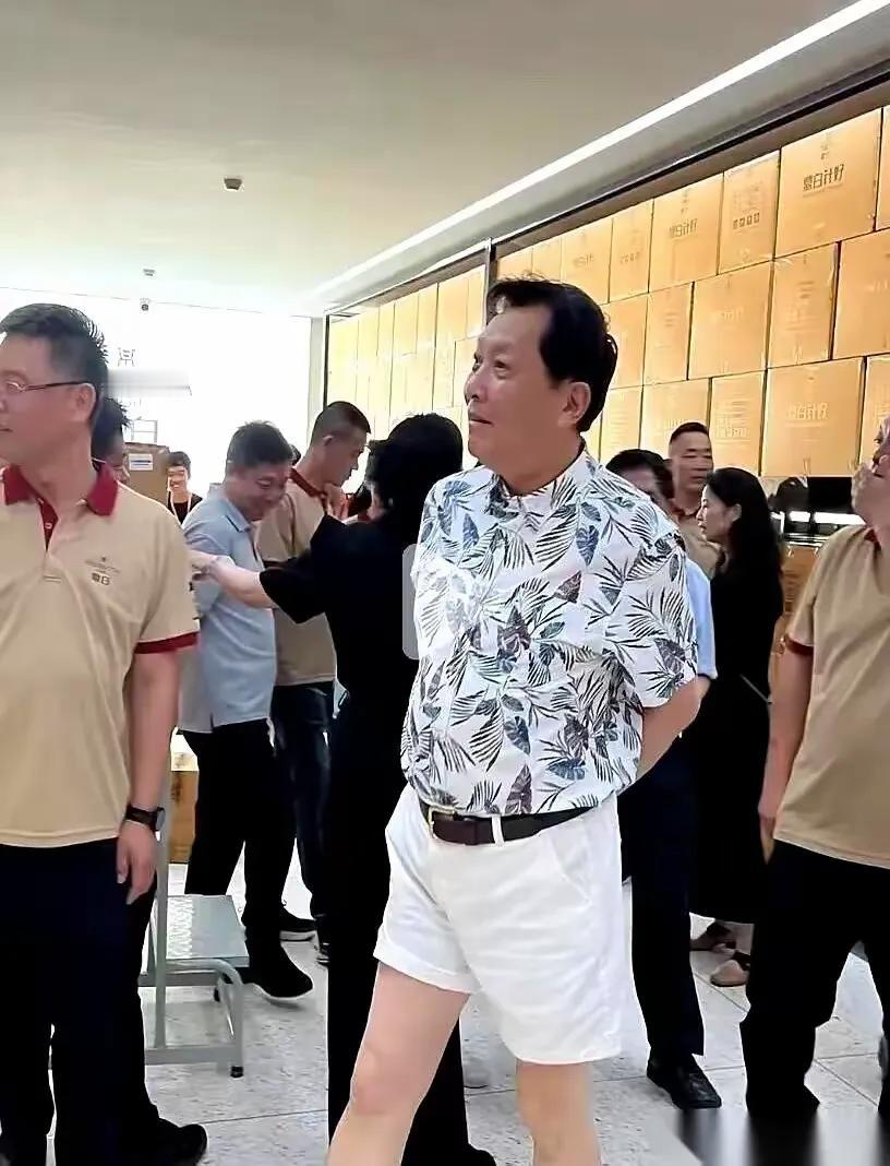 这小短裤一穿，看着比年轻人还时尚！