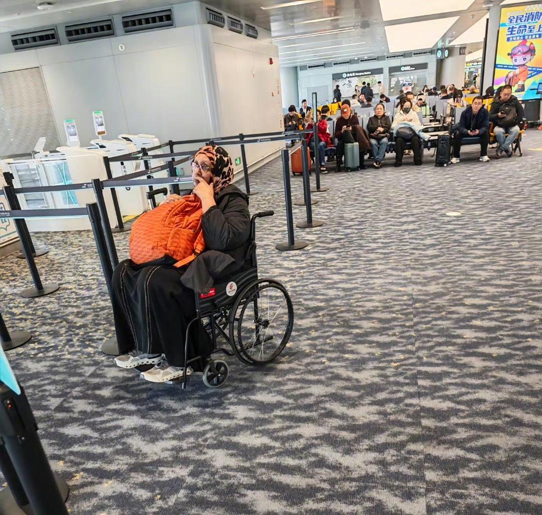 杭州机场有网友发现有印度游客滥用轮椅服务，图三是美国机场一大批印度人坐着轮椅排队