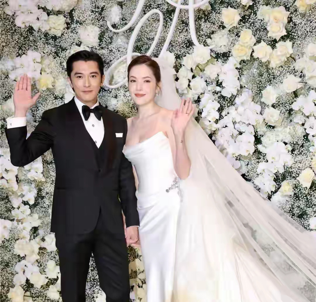 李靓蕾现身邱泽婚礼，我瞬间懂了什么叫“最好的报复是活得精彩”！看现场图，她一