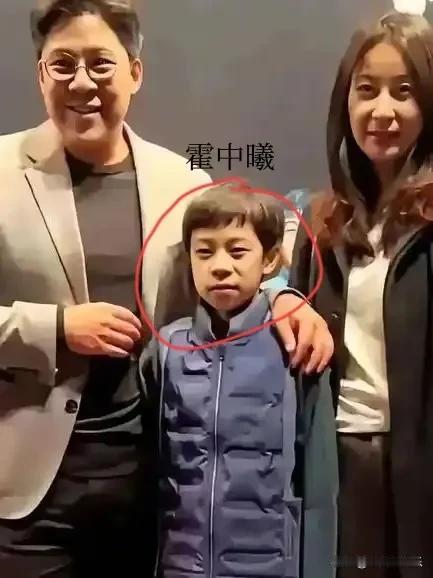 郭晶晶大儿子今天已经上初中了，12岁的霍中曦悄悄长大啦！霍震霆非常喜欢这个孙