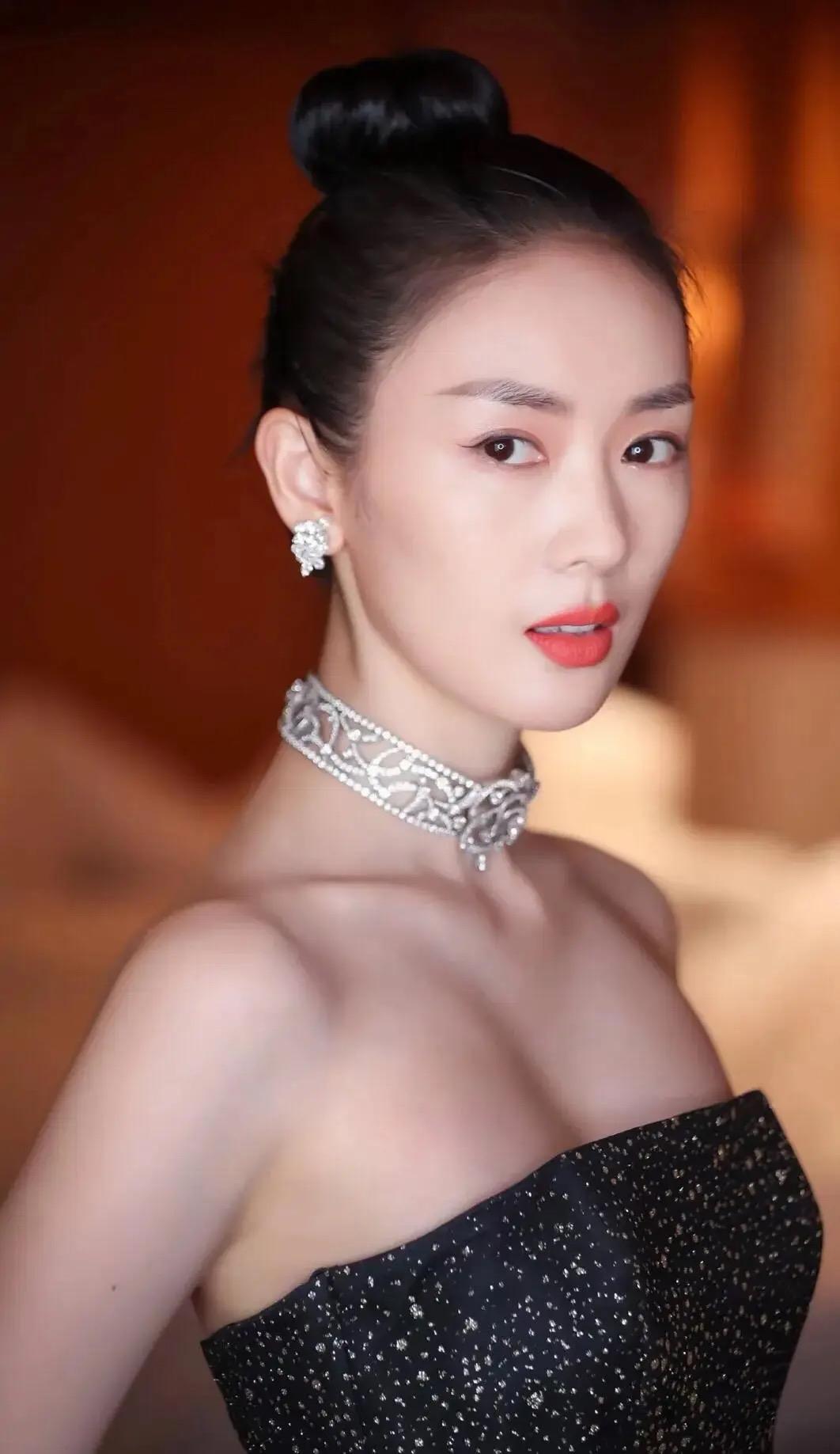 2003年，有着小章子怡之称的童谣被张国立之子张默在忠信门口殴打，整个过程持续3