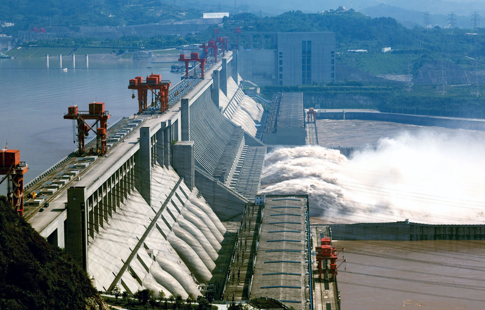 相比于水利发电三峡大坝修建之初的主要功能是防洪泄洪的