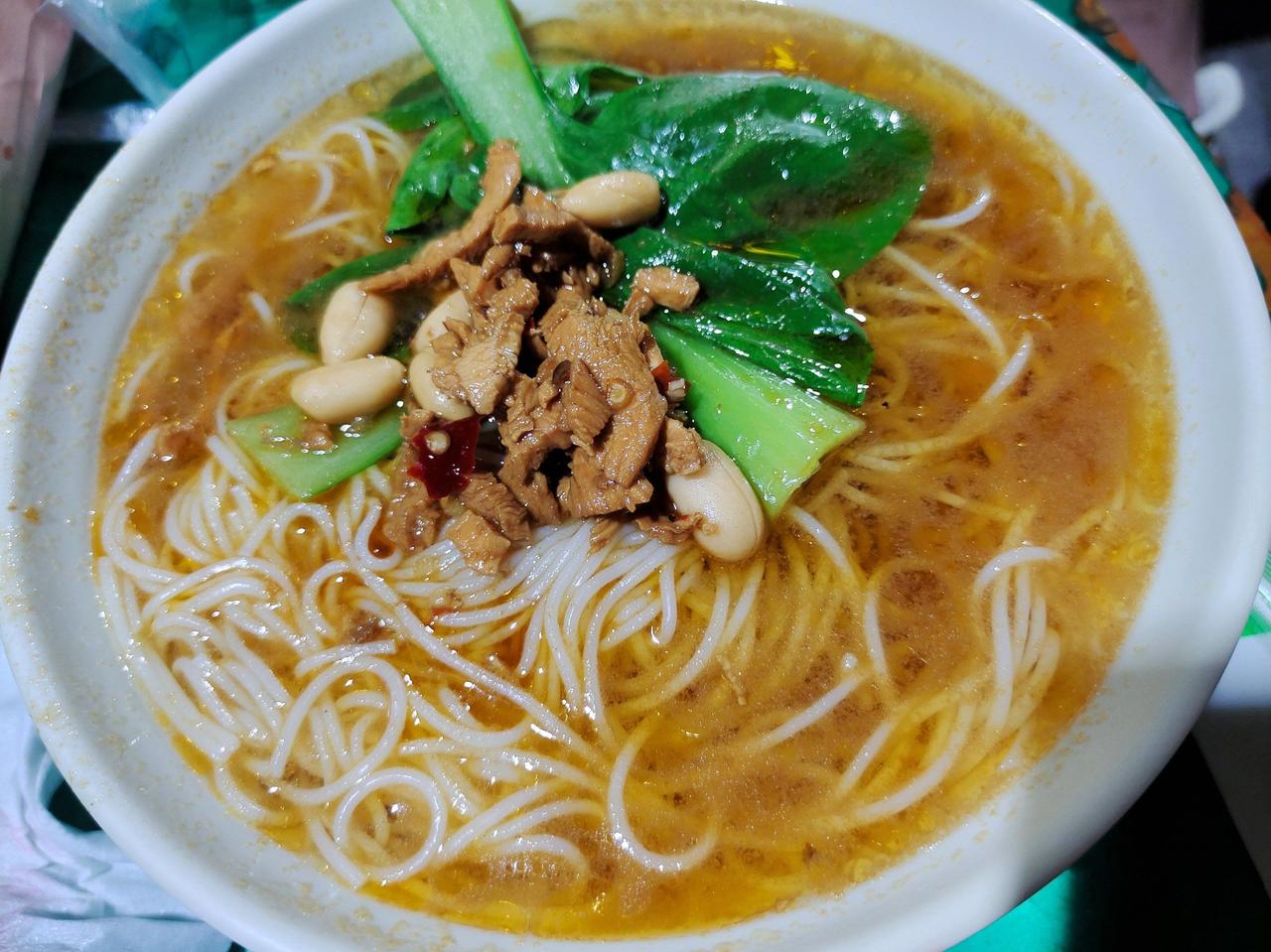 亲妈的爱和婆婆的爱是有区别的吗？今天开车带儿媳妇回她娘家，儿媳妇穿了一条裙子