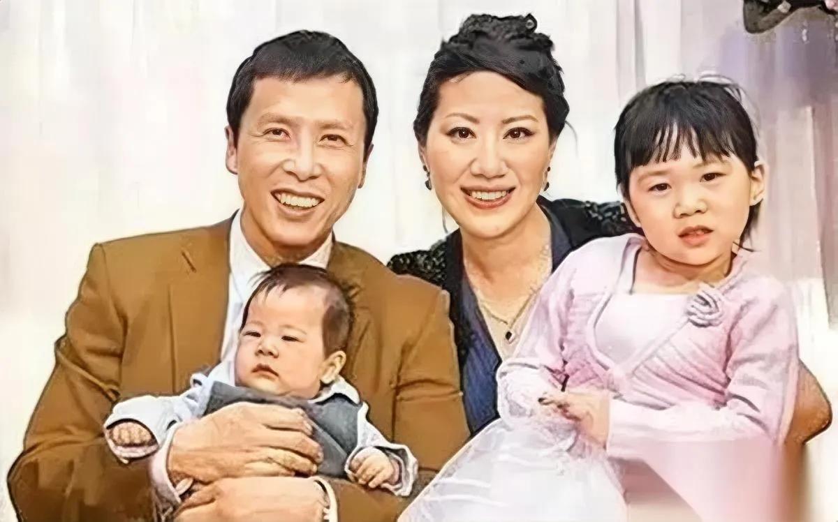 香港火灾的痛还没散，甄子丹家出事了。不是他，是他老婆汪诗诗在外网捅了娄子。