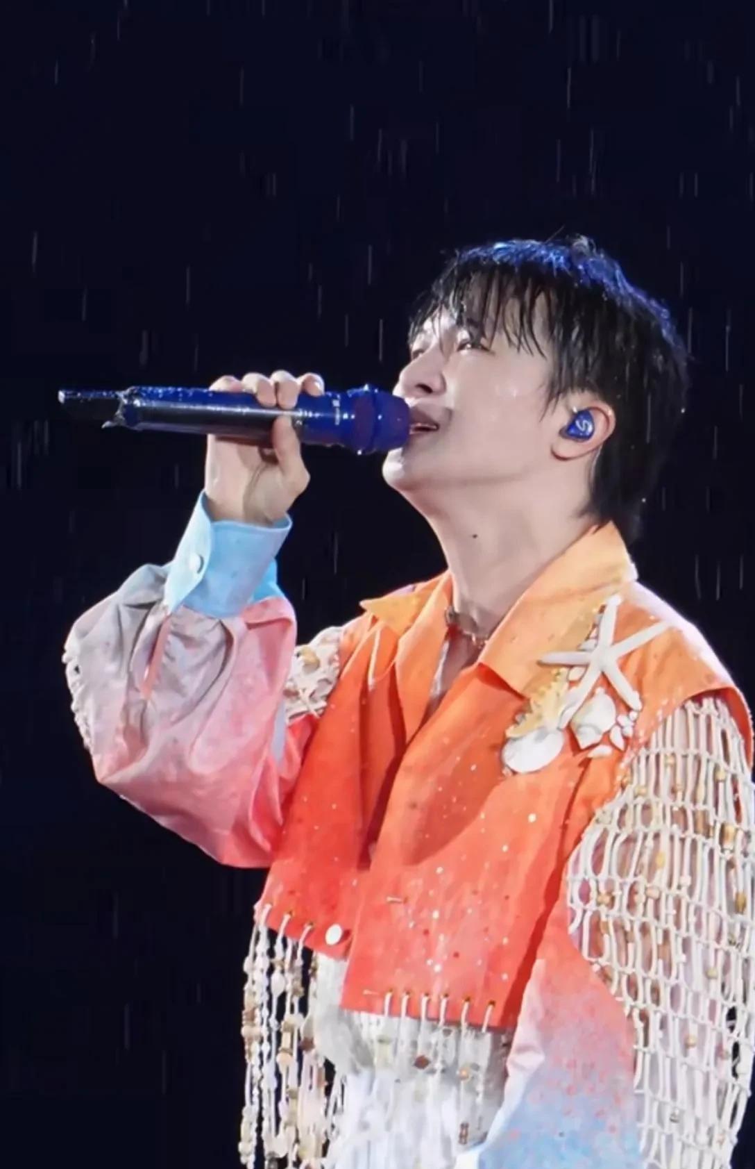 周深演唱会下雨，依然坚持演出，本以为他已经够敬业了，但当他穿上雨衣那一刻，才发