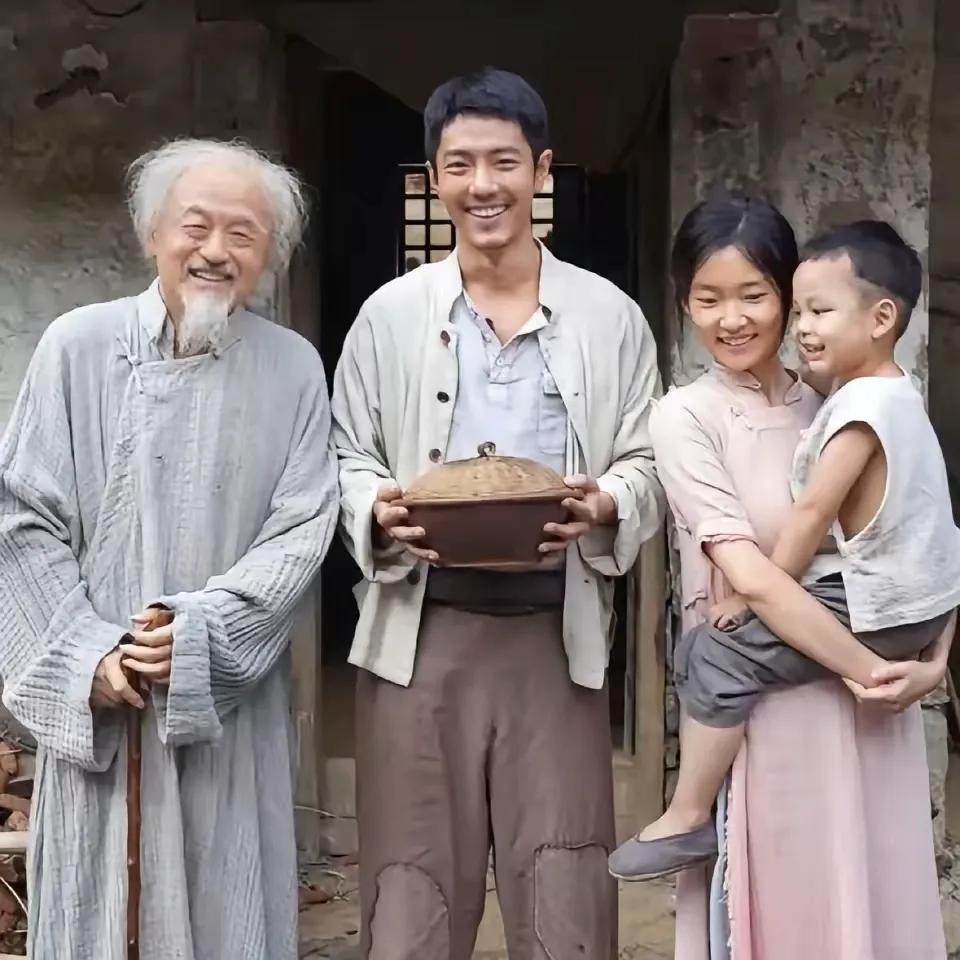 上午十点看电影《得闲谨制》，居然人很多，邻座领了海报，知道一张票可以免费得，大家