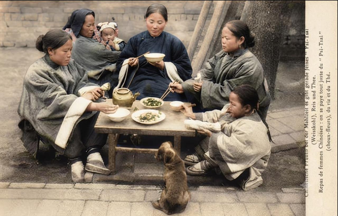 清末，旧式地主宅院妇女孩童的户外餐席，小院青石地面支起一张矮木方桌，四位成年妇人