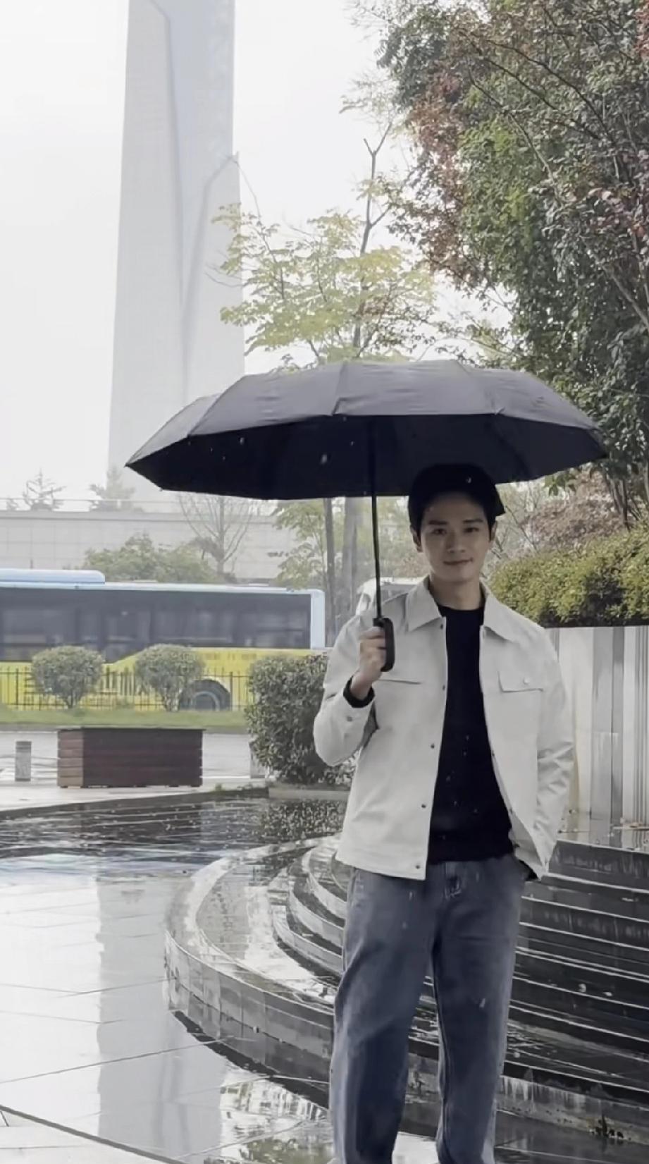 曹骏38岁了，但站在镜头前还是那个少年。夹克一披，牛仔裤一穿，网友直接刷屏：这