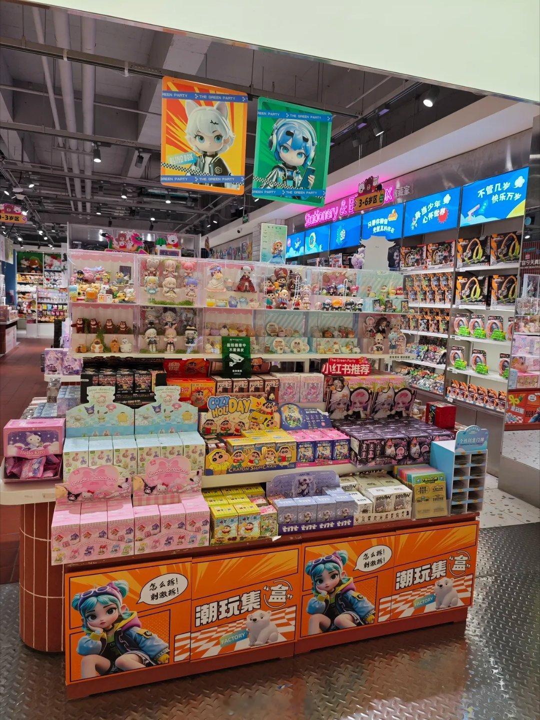 不要小看商场里一家又一家的潮玩店，不要小看一小盒一小盒的公仔手办，他们都满足了情