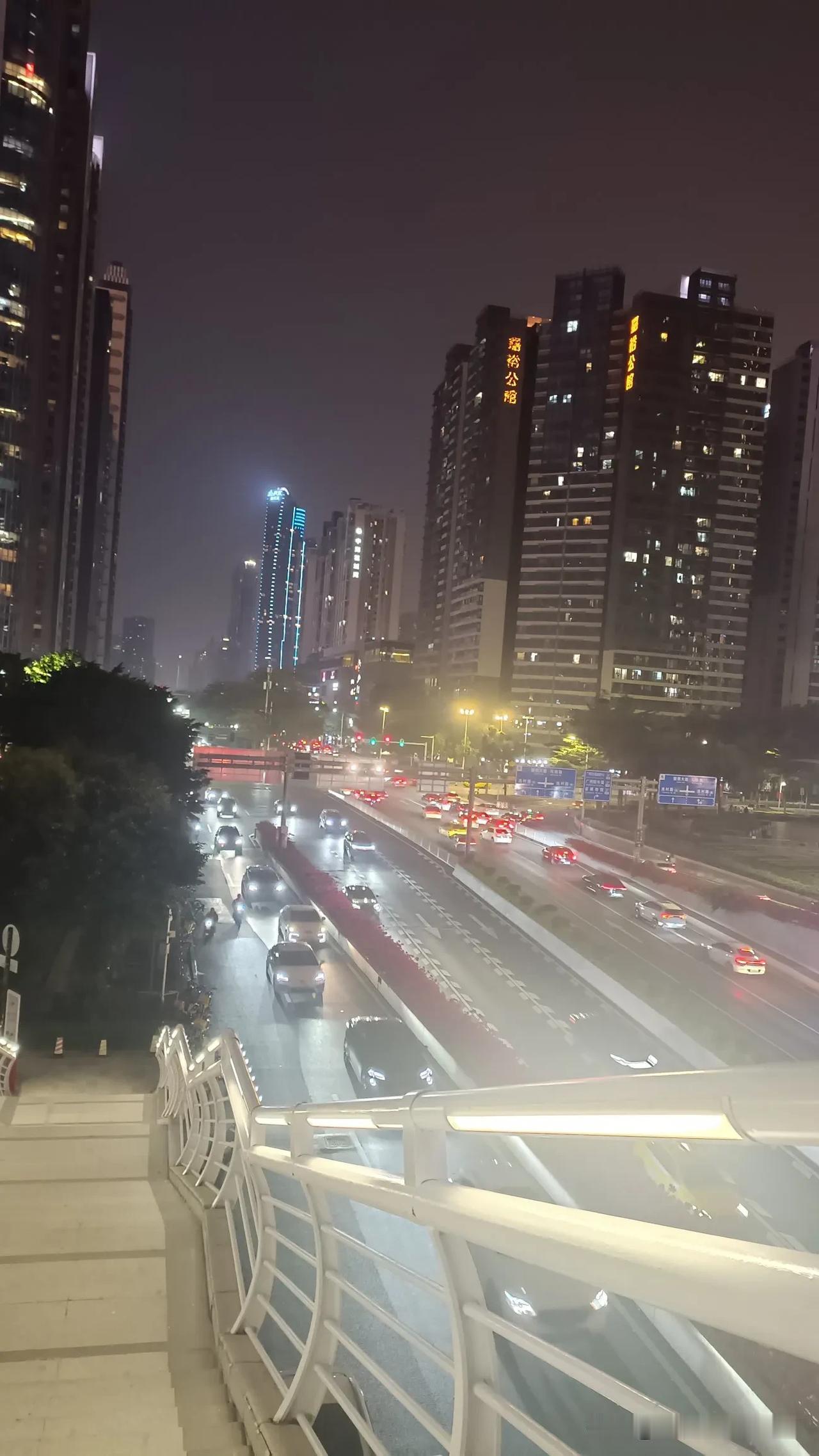 广州花城汇广场，夜幕一降临，那就是繁华都市的真实写照。这里占地约50万平方米，建