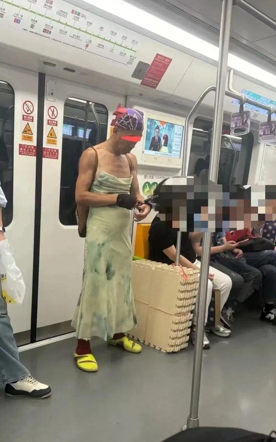 辣眼睛！大爷穿裙子好亮眼某地铁车厢，上来一位穿连衣裙的人，刚开始瞅了一眼，以