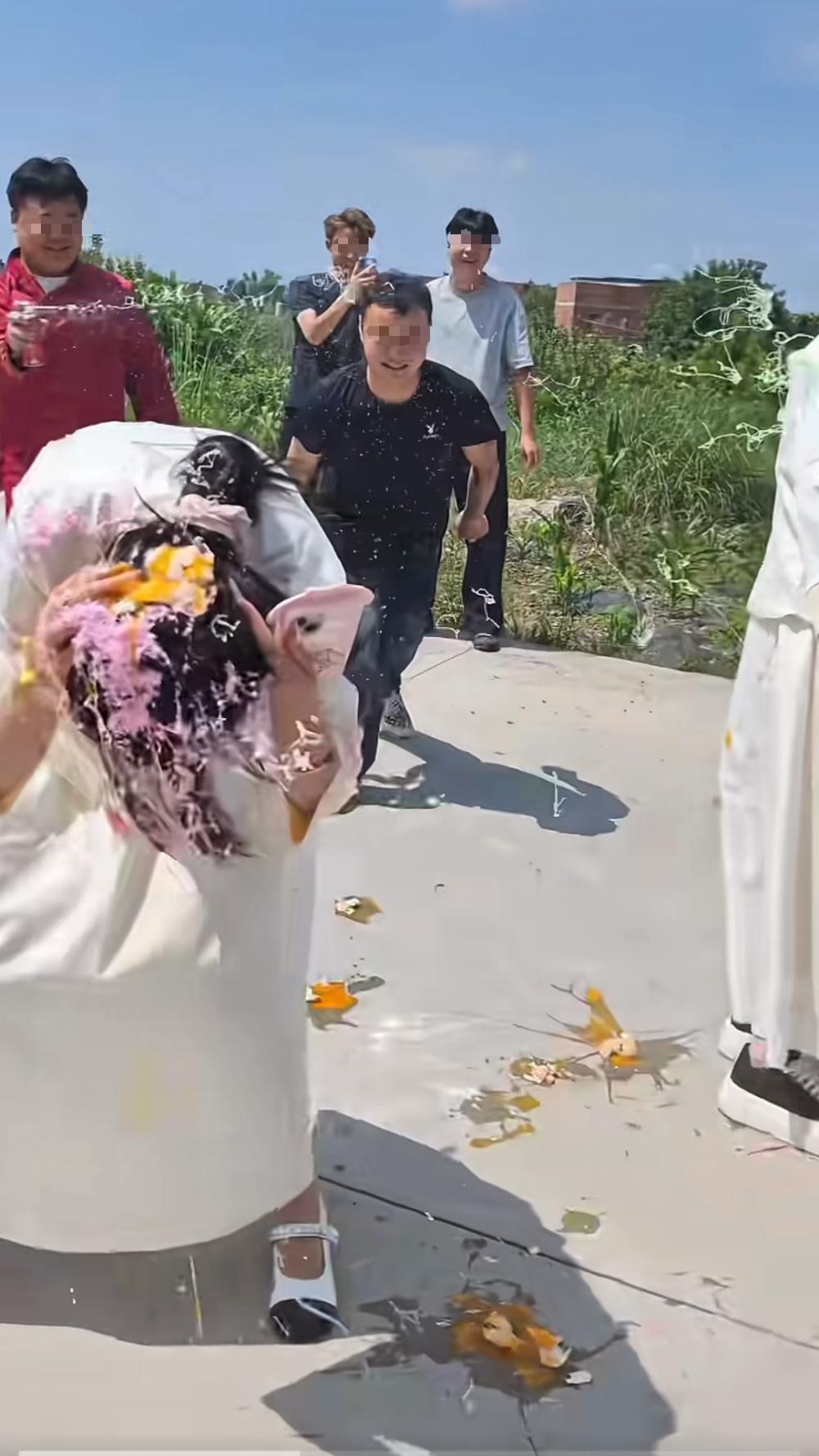 "太过分了！"7月13日报道，云南昭通，一对新人结婚，他们的亲友为了热闹，竟围堵
