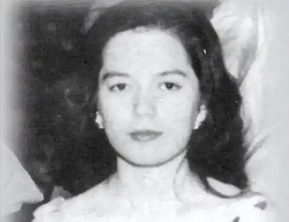 1944年，蒋纬国迎娶白富美石静宜，她肤白貌美秀色可餐，却在35岁时被蒋经国秘密