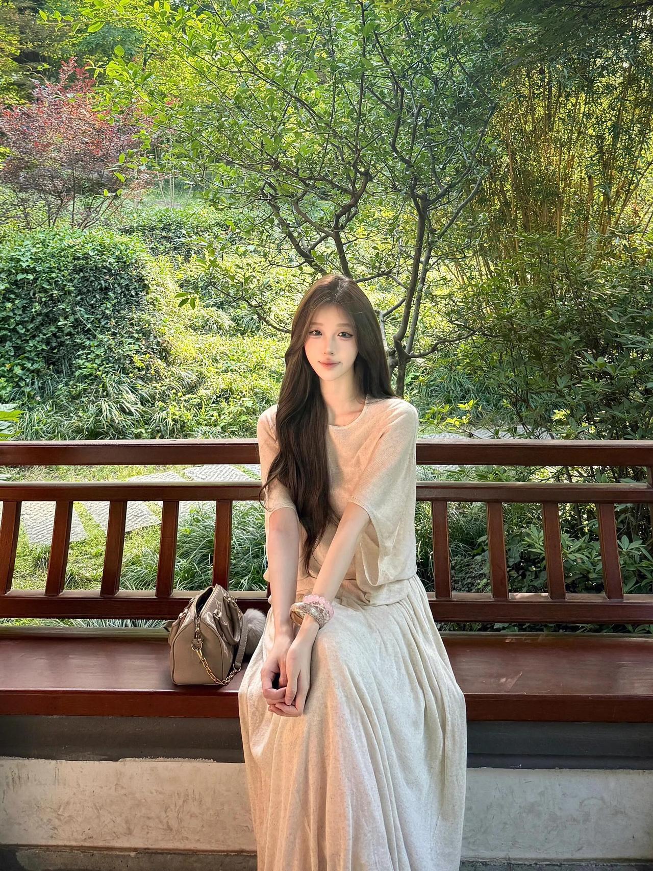 绿树掩映下美人倚栏坐亭前花影清纯美女