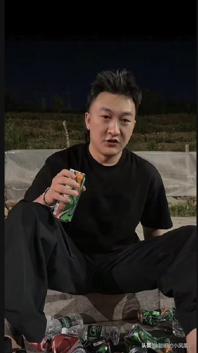 小故事！夜深了二子坐在，马路边上，不断的喝着闷心酒。真不知自己的路