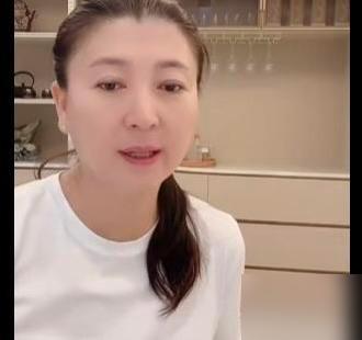 昨天夫人一定要我看看＇闫学晶＇的视频，随口说了句，有病。我认真看了，她在直播间里