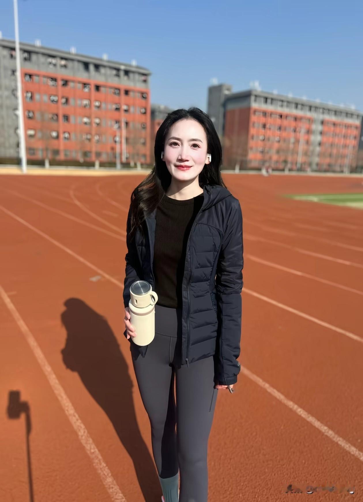 在阳光正好的日子里，来到熟悉的跑道。这里承载着无数的活力与梦想。身着轻便运动装，