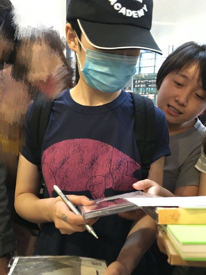 惊！曾轶可的爆料者身份实锤是私生粉，还是前经纪人招来的，刚好印证了她“薪水不由曾