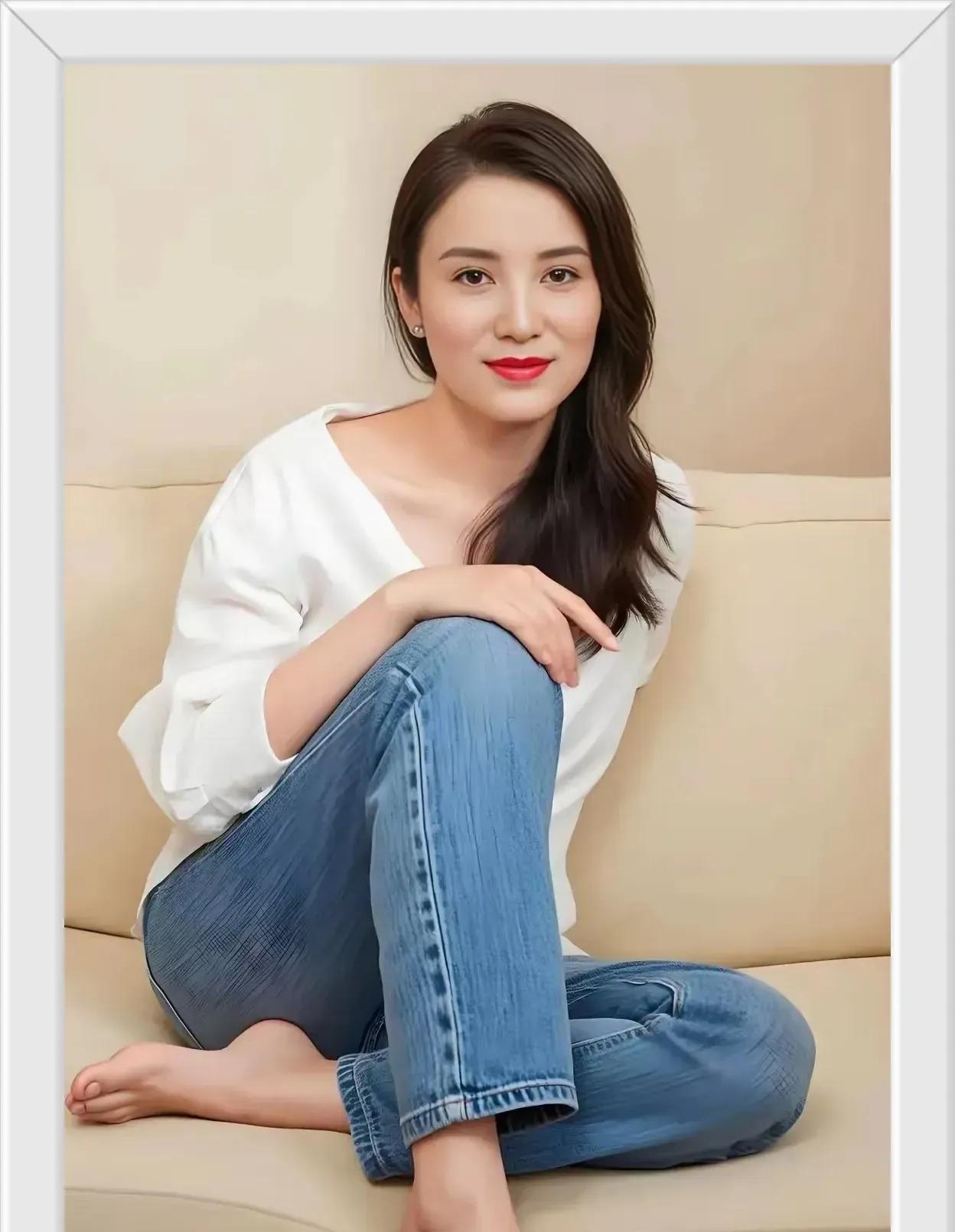 宋佳太美啦！五官很精致，一双迷人的大眼睛，太美啦！宋佳给人一种大气温婉之美！乌黑