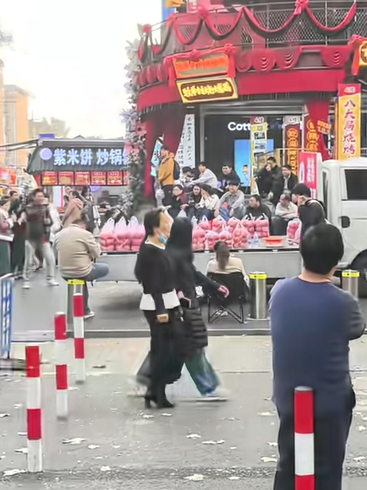 山东淄博苹果哥火了没几天，恶心人的一幕便出现了！前几天淄博有一位买苹果的大哥