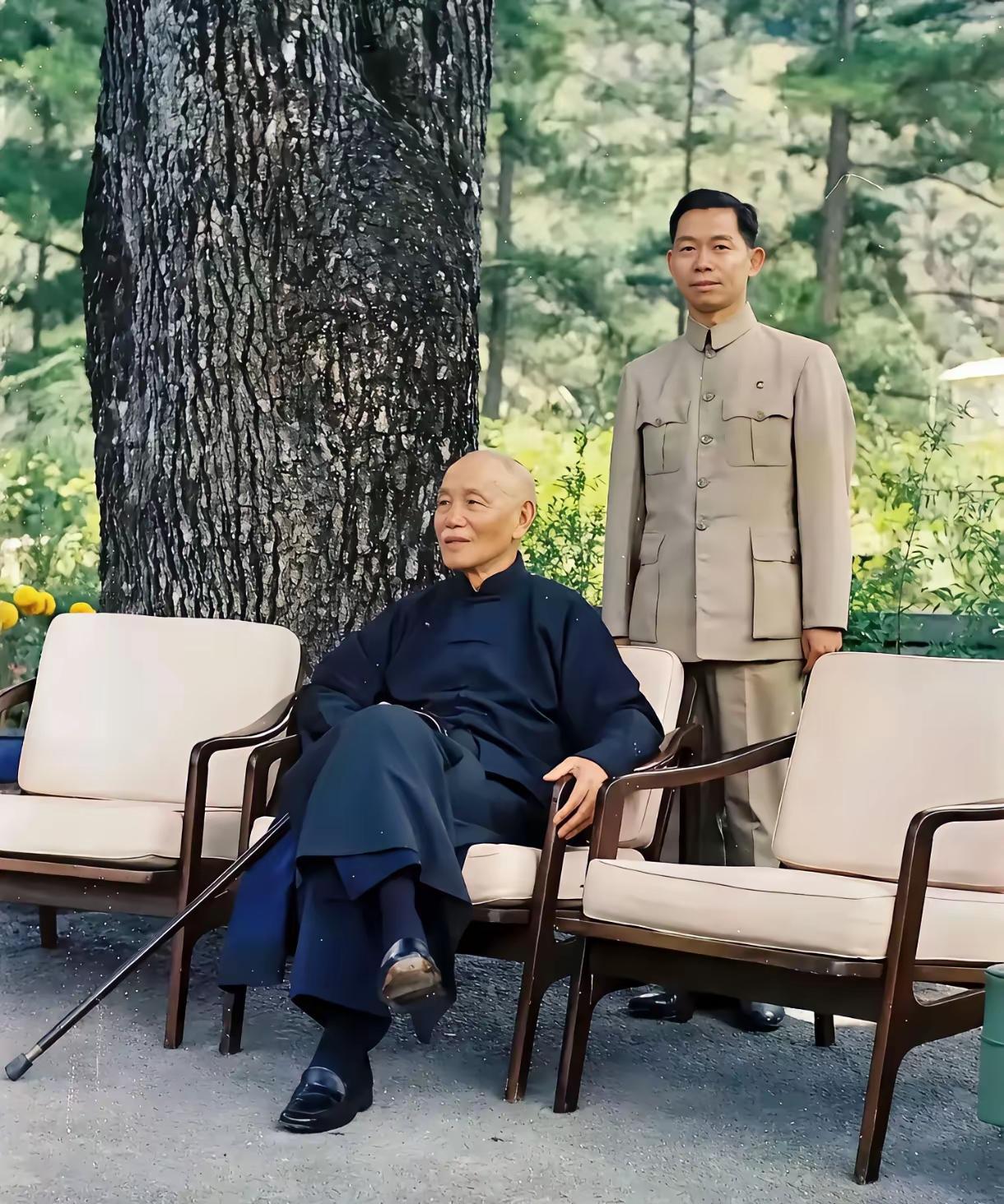这是1974年，蒋介石在府邸的照片。当时蒋介石已87岁高龄，手上拿着一根拐杖，