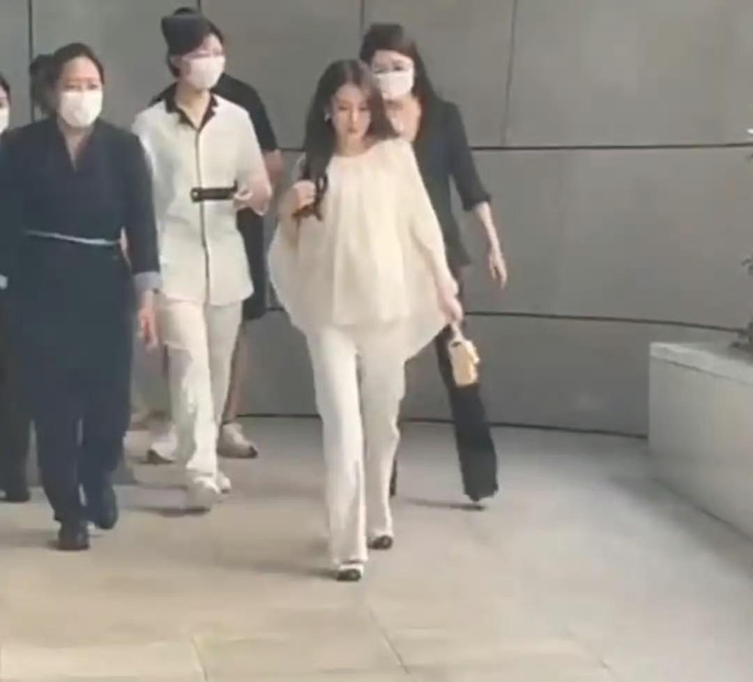 方媛这胎估计怀的是儿子，因为明显感觉这胎怀的很高调！[呲牙笑]不仅隔三差五上个热