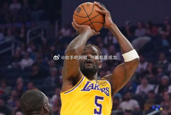 NBA常规赛继续进行，湖人今天在客场对阵掘金。据湖人官方消息，艾顿因为膝伤本场比