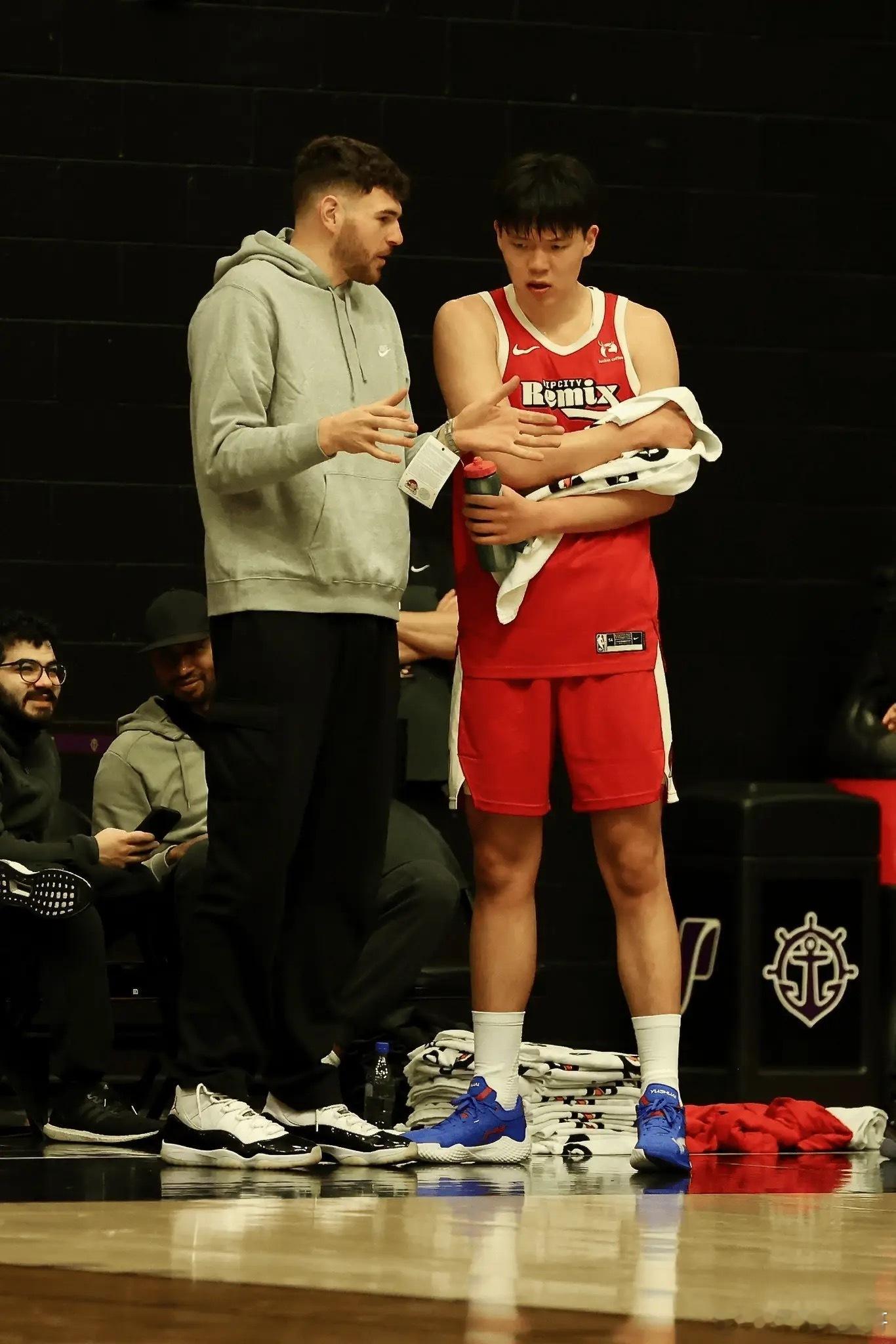 开拓者102-110不敌活塞。克林根出战33分钟，投篮8中6，三分球2中2，罚球