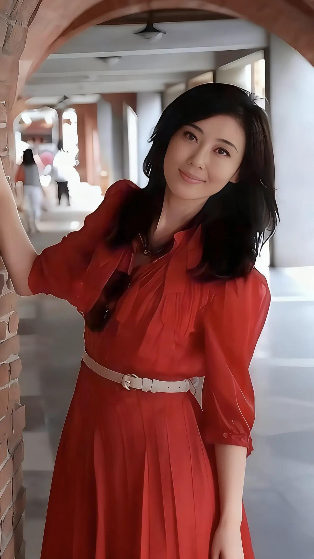 海峡两岸最出色到位女主持人！央视除了周涛，最漂亮的莫过于李红了！