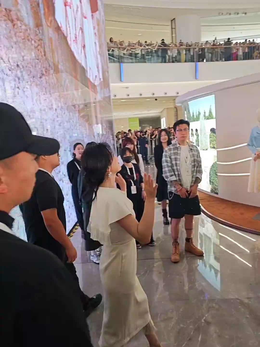 多角度～里里外外～见证刘涛线下人气借用日默瓦刘涛单人部分（可能是品牌方）的对话?