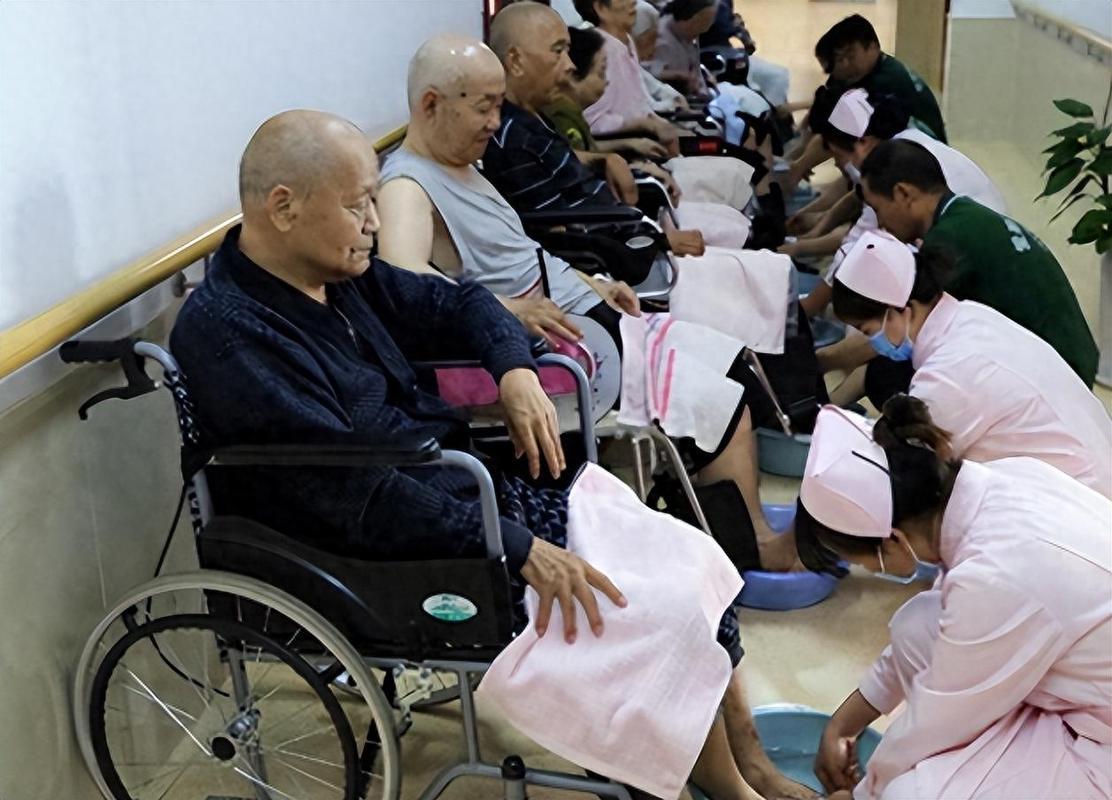 养老选哪条路？机构养老ⅤS社会养老，看完这篇不纠结！当“养老”