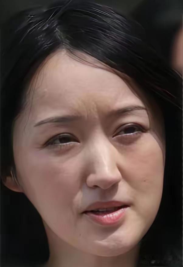 杨钰莹被称为90年代的“玉女”。但是现在看起来怎么这么显老呢，不化妆的话完全看的