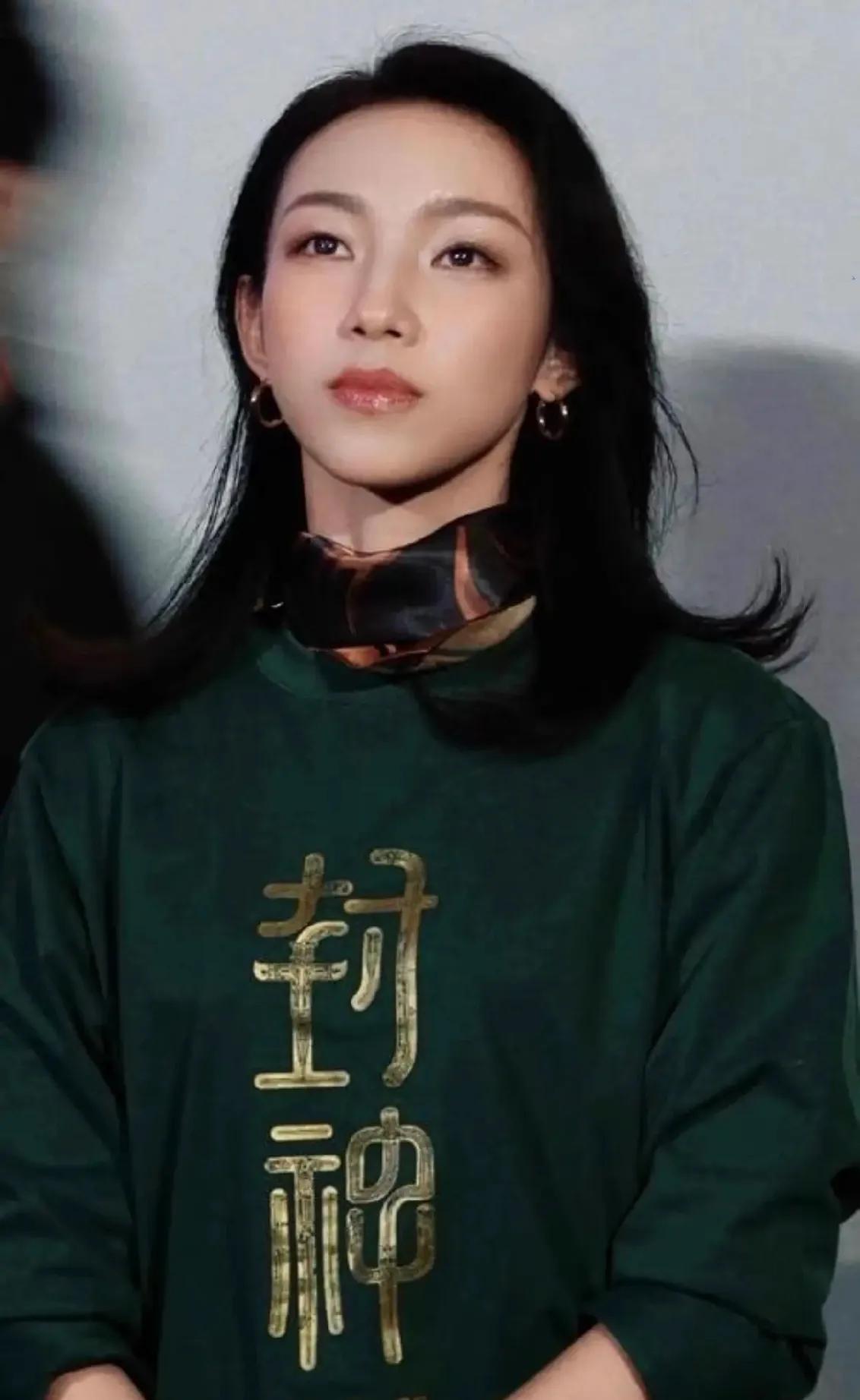 这种眼神，叫蔑视众生，高高在上这种态度，叫旁若无人这种姿势，叫用鼻孔看人不