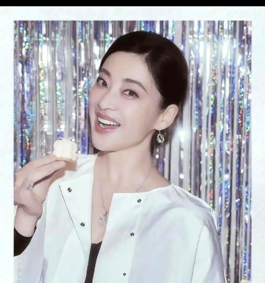 梅婷生日夜彻底嗨了！4月30日深夜11点，这位低调女神突然开启狂喜模式，在社交平
