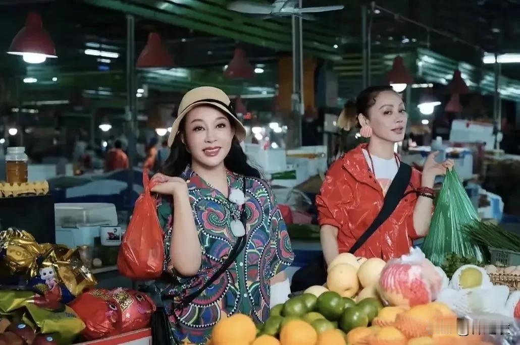 宁静的性格泼辣，但是她对刘晓庆却是非常的尊重，因为静静21岁的时候被庆奶选中(蒋