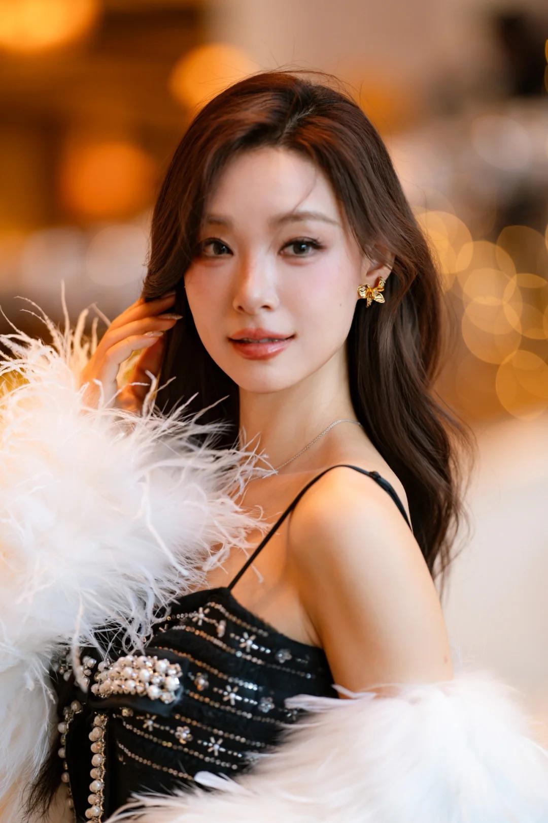 五官精致立体的自由模特小美女，腓骨外侧的弧度像刚摘的小莓果，圆润却不臃肿，走动时